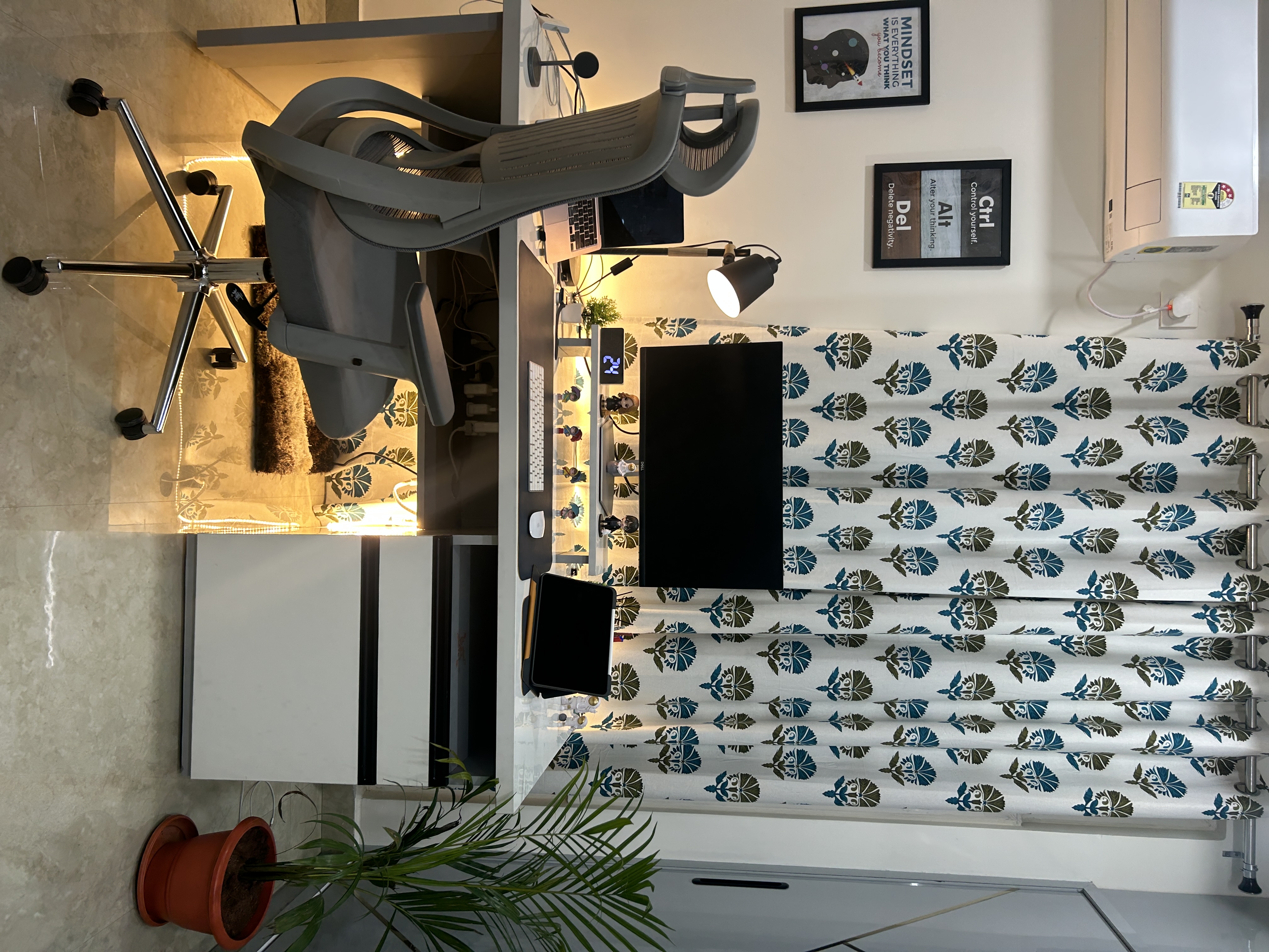 Neo Ergonomic Desk +Storage
